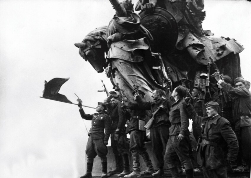 Салют в честь Победы на крыше Рейхстага 9 мая 1945 года.