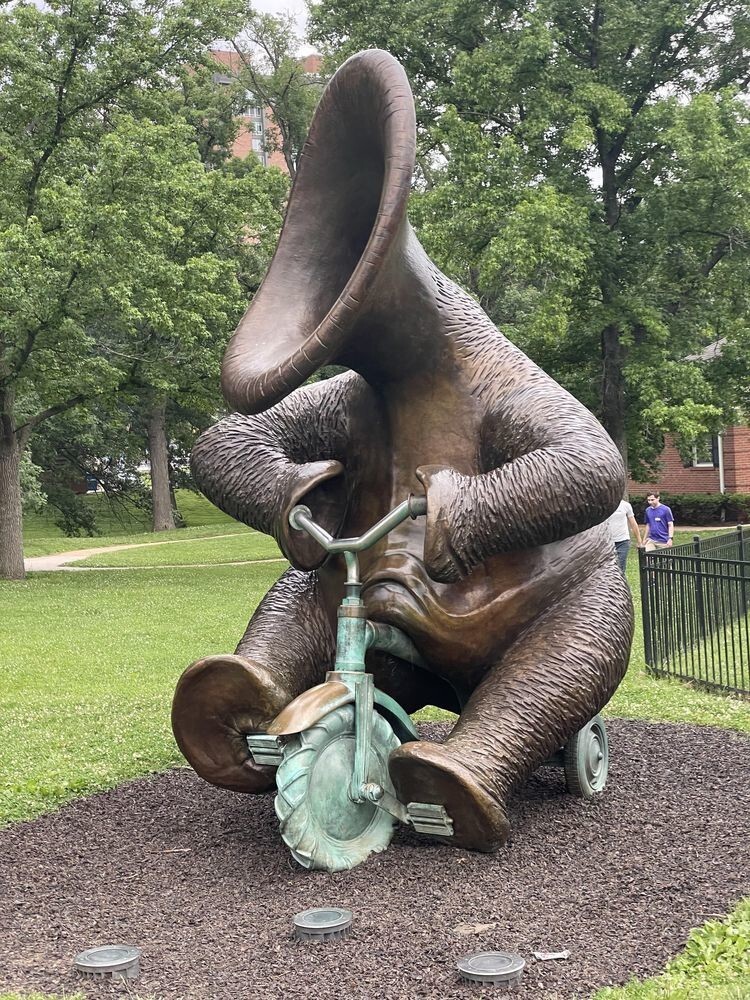 Кого воплощал скульптор, и зачем  ЭТО разместили на детской площадке?
