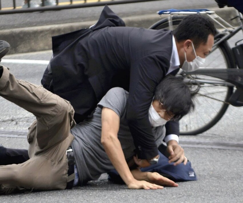 Личный телохранитель Синдзо Абэ Моэми Ишида достает пистолет за 0,2 секунды