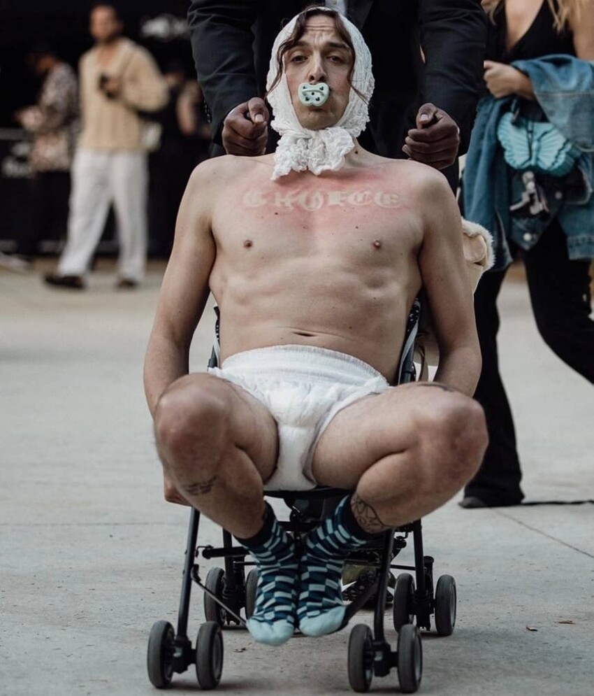 Усатый дядь: эстонский рэпер заявился на Неделю моды в Париже в подгузнике и с соской во рту