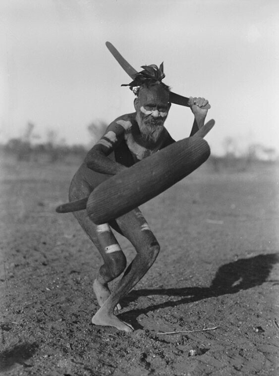 Австралийский абориген в боевой стойке с бумерангом