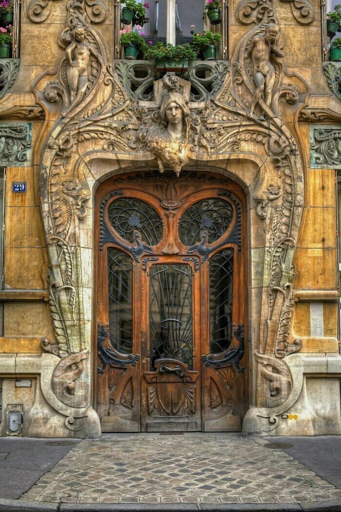 Великолепная дверь подъезда в Париже