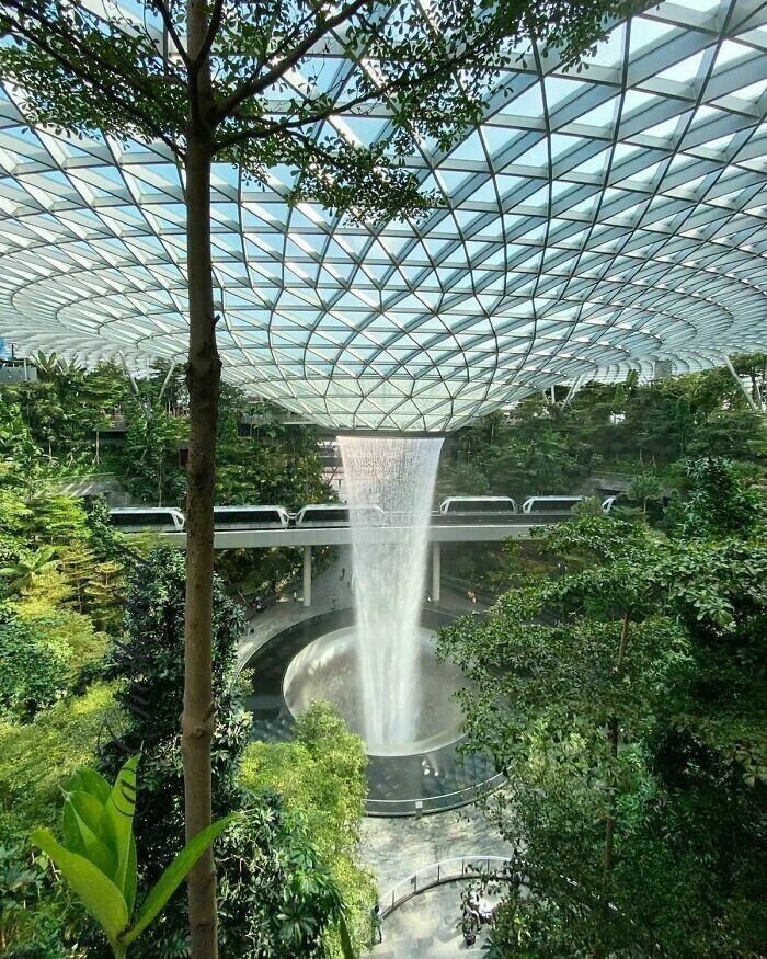 Искусственный водопад в аэропорту Чанги, Сингапур