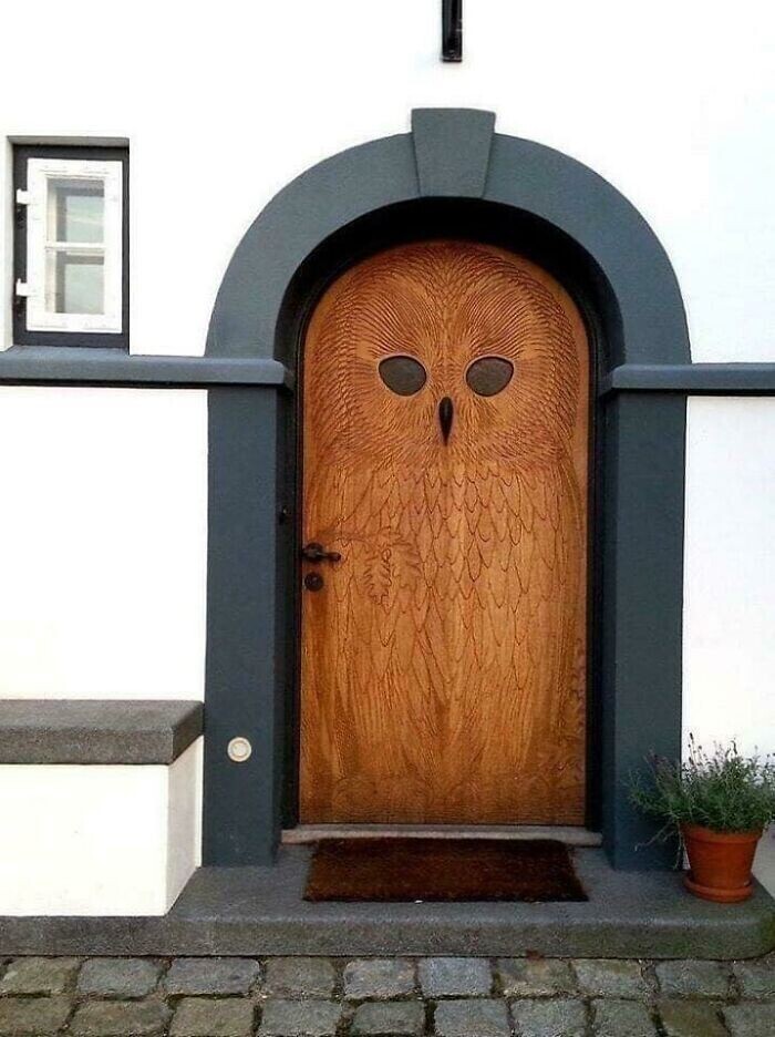 Деревянная дверь в виде совы в Копенгагене была создана в 1930 году.