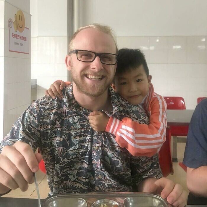 "Я устал от рутинной жизни, и поехал в Китай преподавать детям английский. Эти дети считают меня крутым парнем, потому что у меня волосы на руках. Никогда раньше не чувствовал столько любви"
