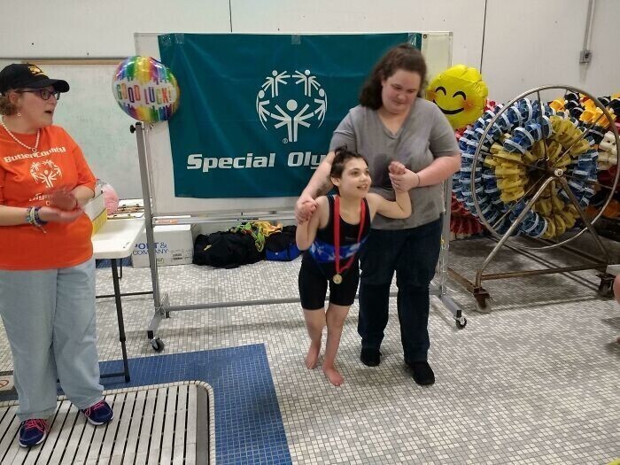 Девочка с особенностями развития выиграла медаль на соревнованиях для людей с ограниченными возможностями