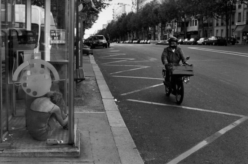 Проститутка отдыхает в телефонной будке в Париже, Франция, лето 1992 год