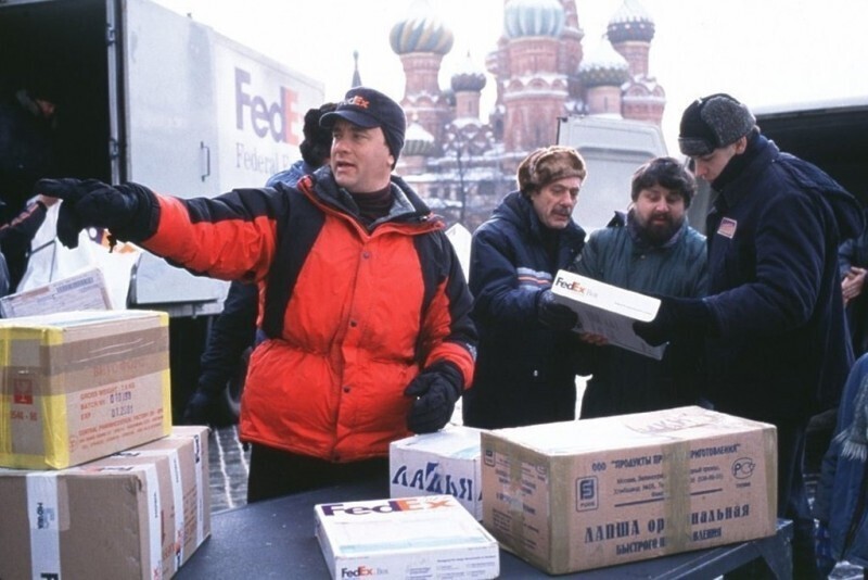 Том Хэнкс на Красной площади во время съёмок фильма «Изгой», 2000 год