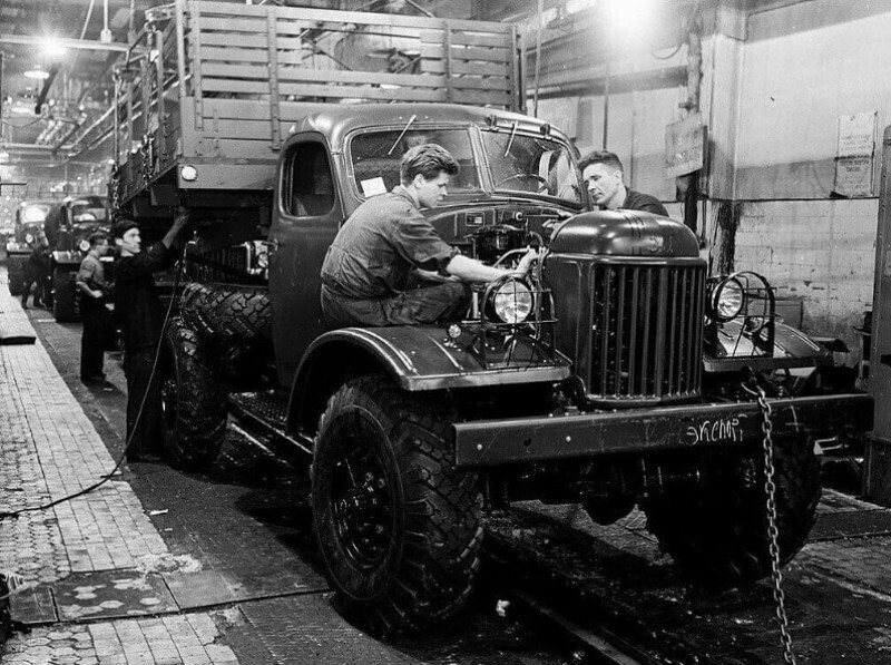 Завод имени Лихачёва: сбopка aвтомобилей ЗИЛ-157 для отпpaвки на экспорт, 1959 год