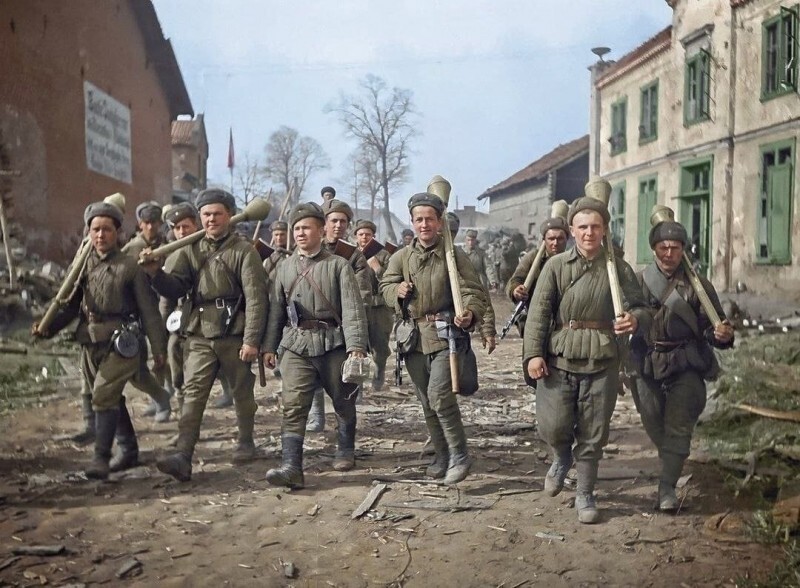 Красноармейцы вооруженные трофейными гранатометами Panzerfaust на улицах Данцига. Bocточная Пруссия, март 1945 год