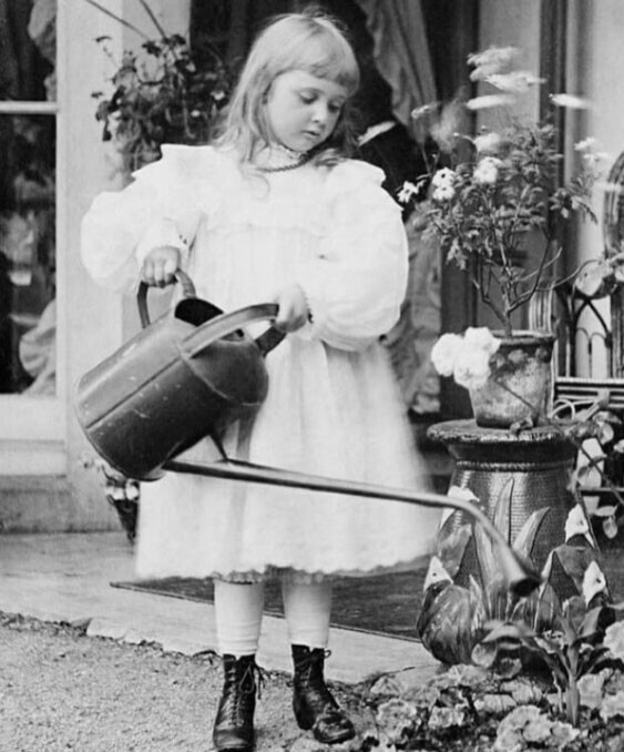 Маленькая Агата Кристи в домашнем саду, 1895 год