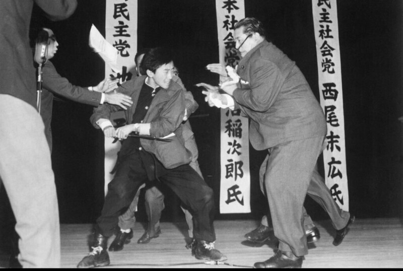 До убийства Синдзо Абэ самое последнее политическое убийство в Японии произошло в 1960 году, когда 17-летний подросток убил мечом лидера Социалистической партии.
