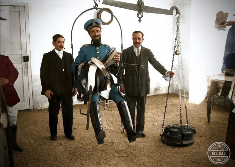 Лейтенант Лузитанского полка конных егерей определяет вес кавалерийского снаряжения в 1910 году