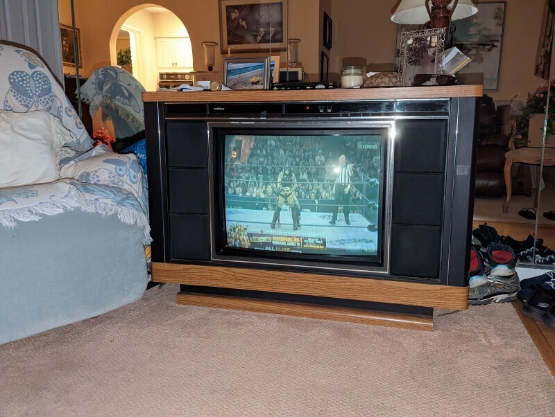 Телевизор-тумба со стереозвуком. США, 1987 год