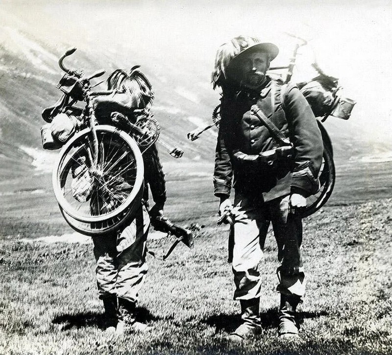 Итальянские берсальеры со складными велосипедами накануне Первой мировой войны, 1913 год