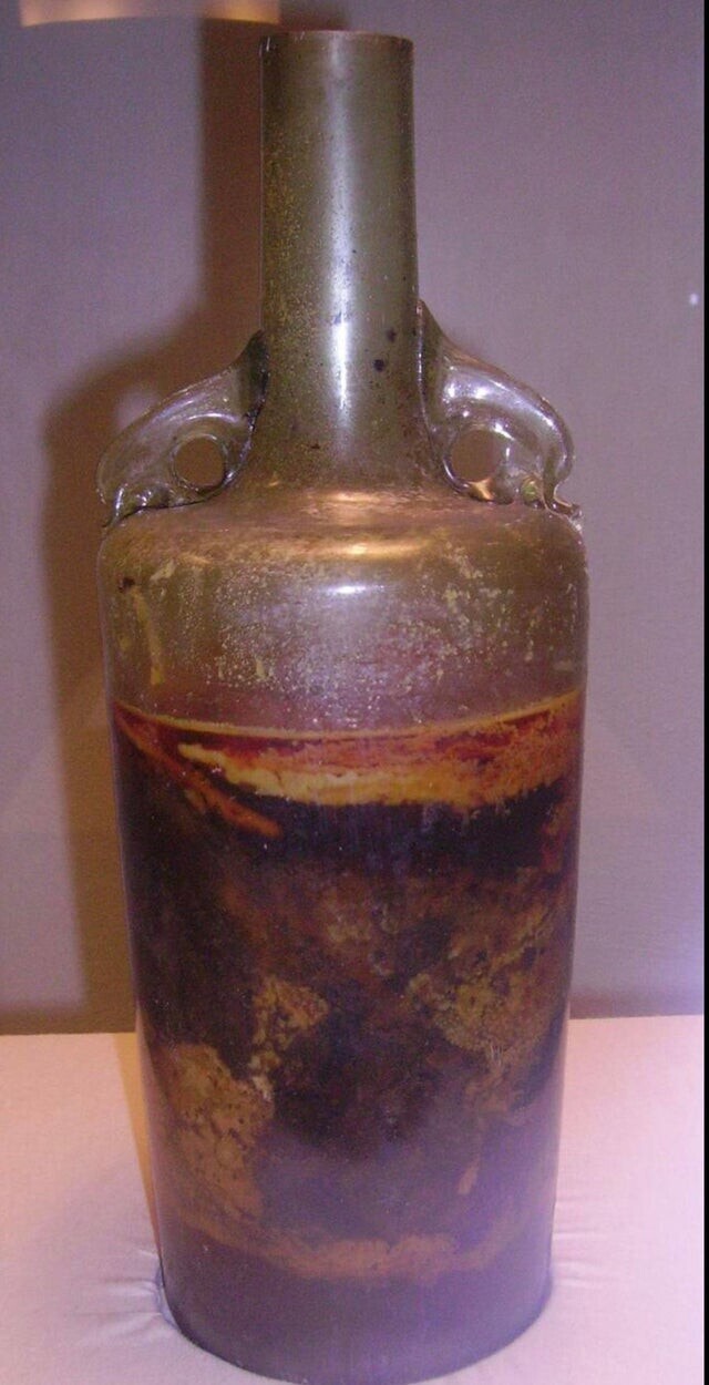 Самая старая бутылка вина в мире, около 1700 лет, найдена в гробнице в Шпейере, Германия