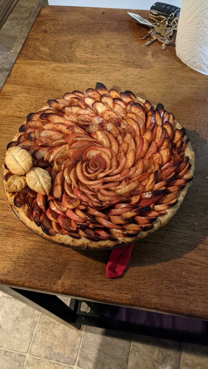 9. "Мой жених приготовил этот невероятный яблочный пирог в виде розы. Он такой же вкусный, каким кажется, и я просто должна была его показать"