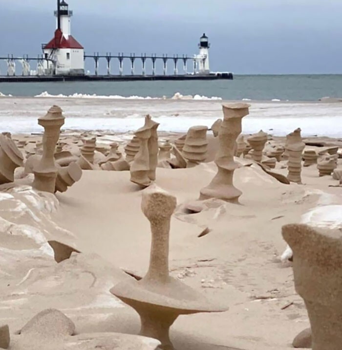 2. "Эти песчаные скульптуры образовались из-за сильного ветра, разрушающего замерзший песок"