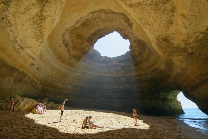 16. Пляж внутри пещеры