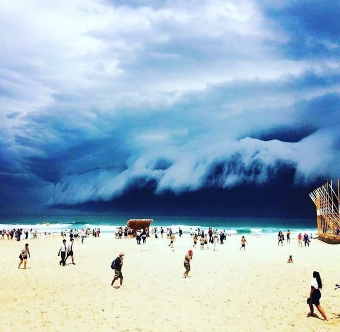 9. "Эти облака похожи на гигантскую волну, готовую обрушиться на пляж"