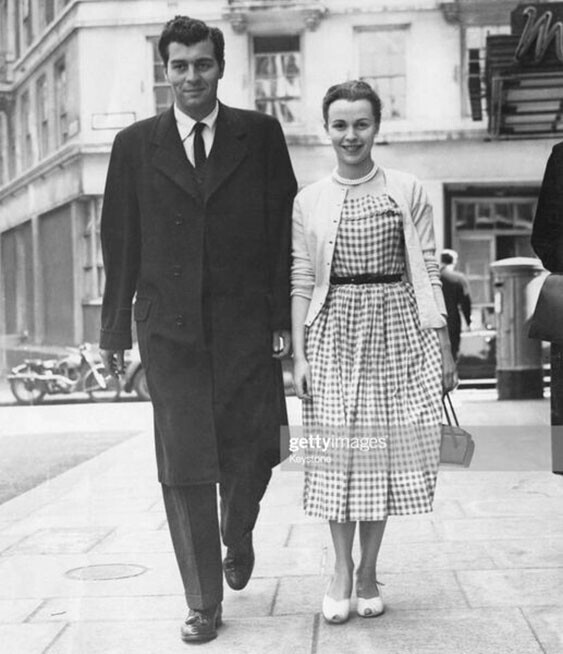Сын Чарли Чаплина Сидни и Клэр Блум (исполнительница главной роли в фильме "Огни рампы") на прогулке в Лондоне, май 1952 года