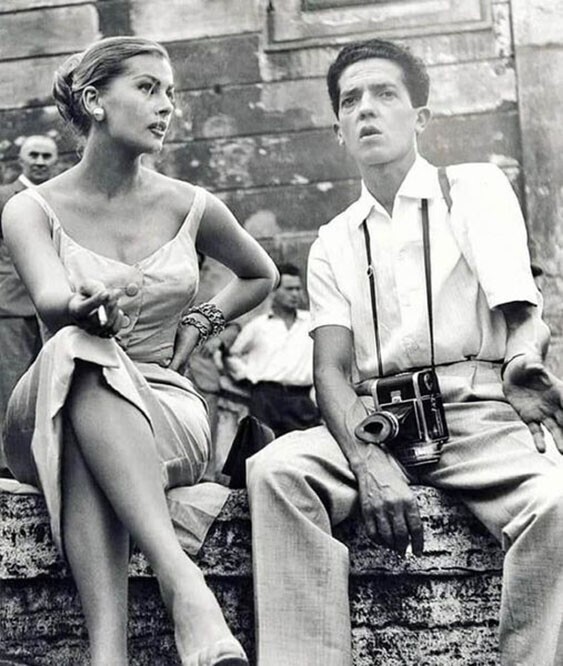 Шведская актриса Анита Экберг с итальянским фотографом Пьерлуиджи Пратурлоном на испанских ступенях, Рим, 1958 год