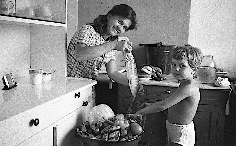 Мама с дочкой на кухне