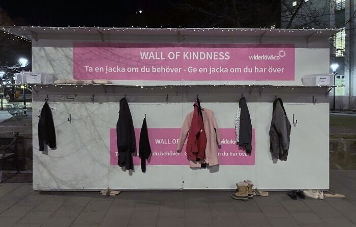 17. "Стена добра" в Стокгольме, где можно оставить или взять теплую одежду