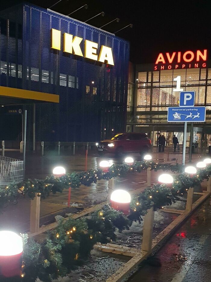 35. На парковке шведской IKEA есть специальное место для Санты