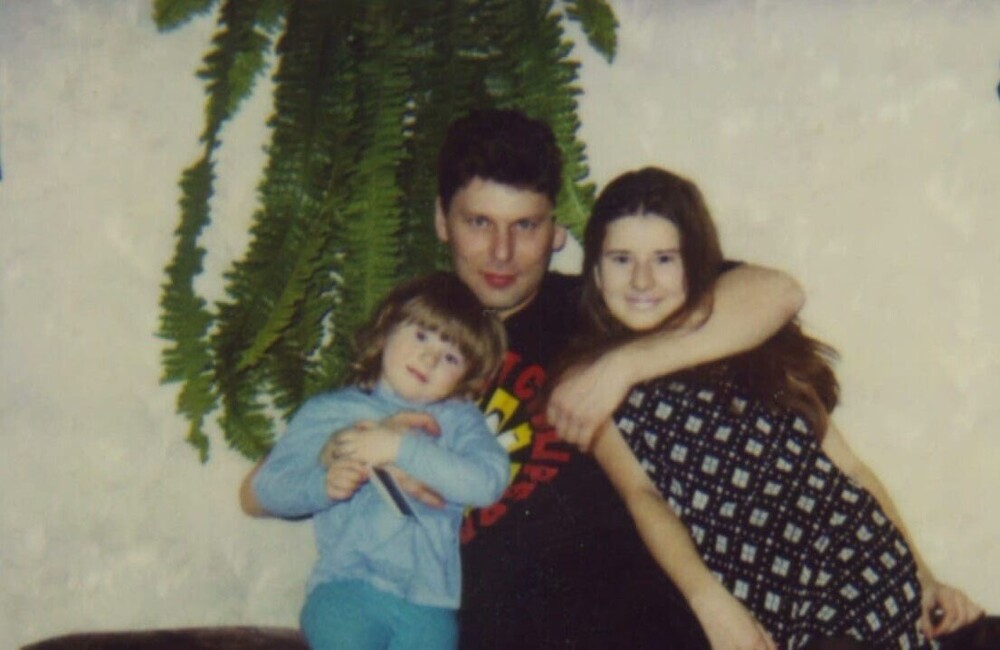 Юрий Хой Клинских со своими дочками, Россия, конец 1990-х