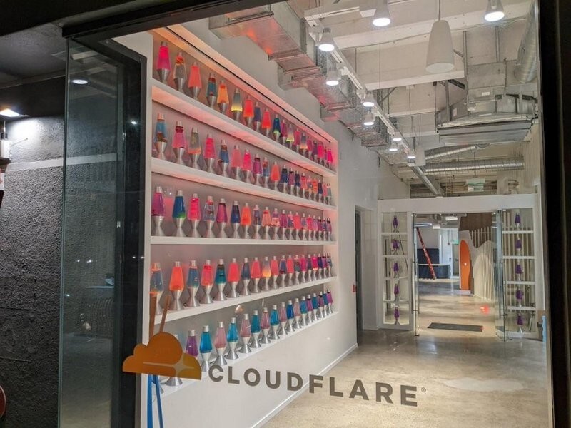 12. У компании Cloudflare есть стена, полная лавовых ламп, которые используют для генерации случайности при создании криптографических ключей