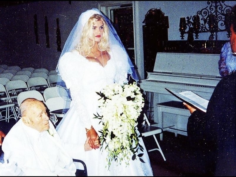 11. Анна Николь Смит выходит замуж за своего 89-летнего мужа, который умрет в следующем году. 1994 год