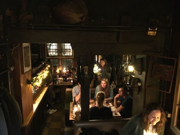 15. "In 'T Goede Uur: ресторан вина, сыра и фондю, освещенный практически одними свечами, в очень старом здании в Харлеме, Нидерланды"