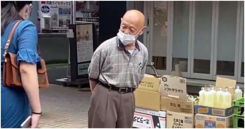 Японский пенсионер выгуливает своего необычного питомца