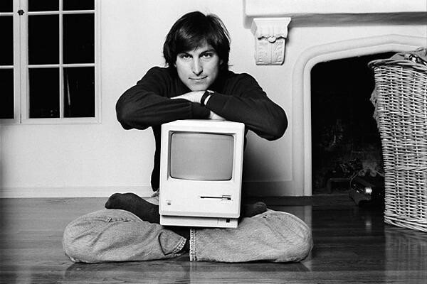 Стив Джобс с оригинальным Macintosh, 1984 год