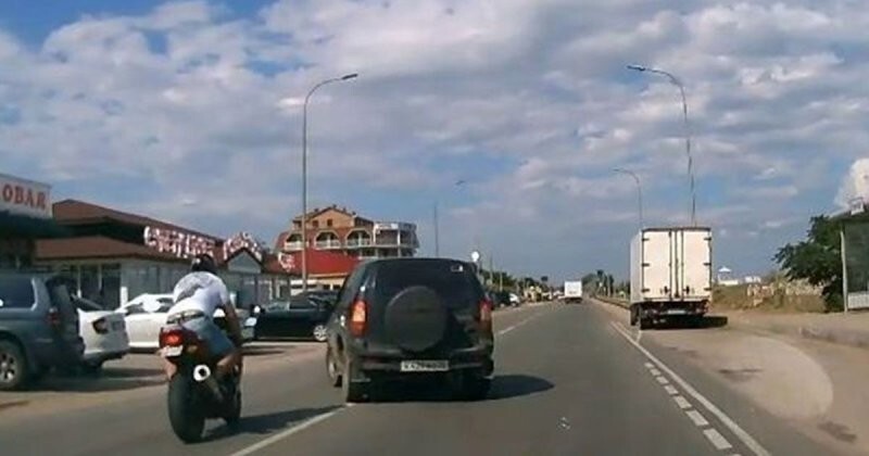 А шлем стоило застегнуть: ДТП с мотоциклистом в Крыму