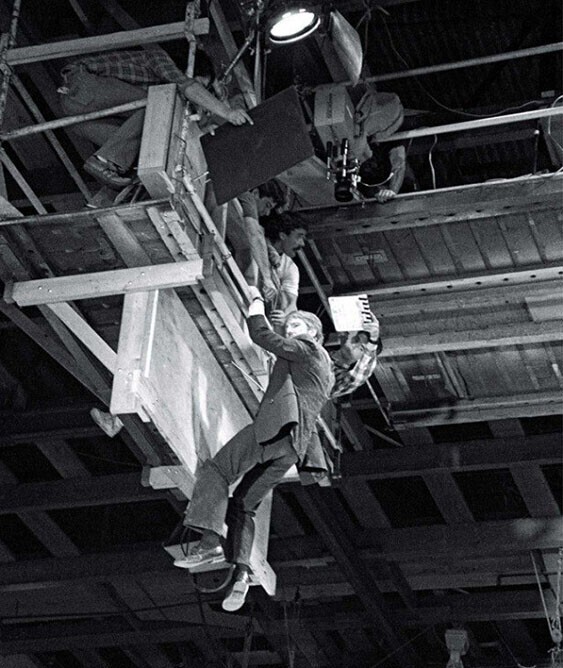 Алан Рикман на съемках фильма «Крепкий орешек», 1988 год