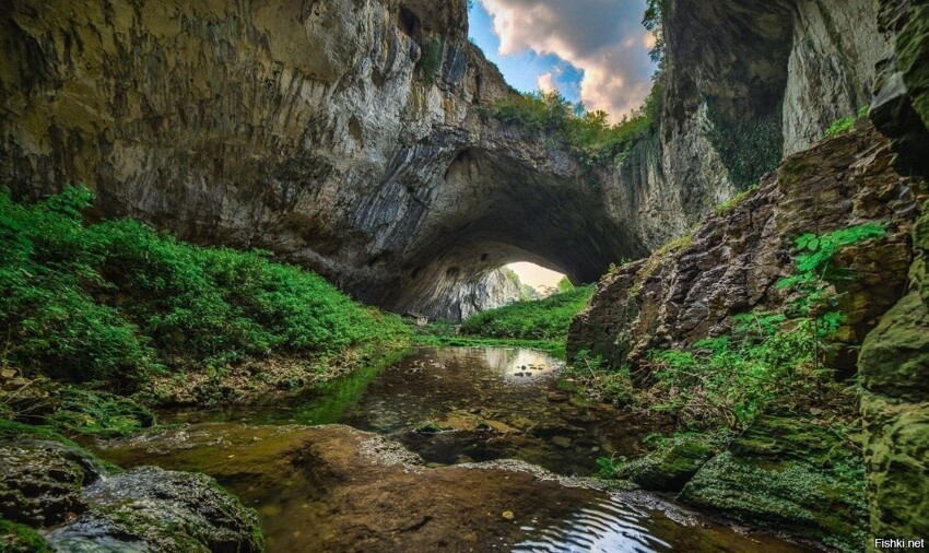 Пещера Деветашка (Devetashka Cave) — одна из крупнейших пещер в Европе