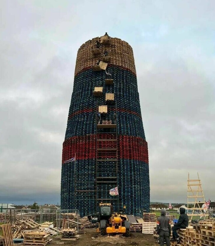 Самый высокий костер в мире, который в настоящее время строится в Крейгихилле Ларне, Ирландия