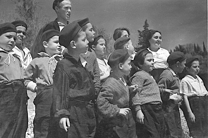 Группа испанских детей, отдыхающих в пионерском лагере "Артек" 1937 г.