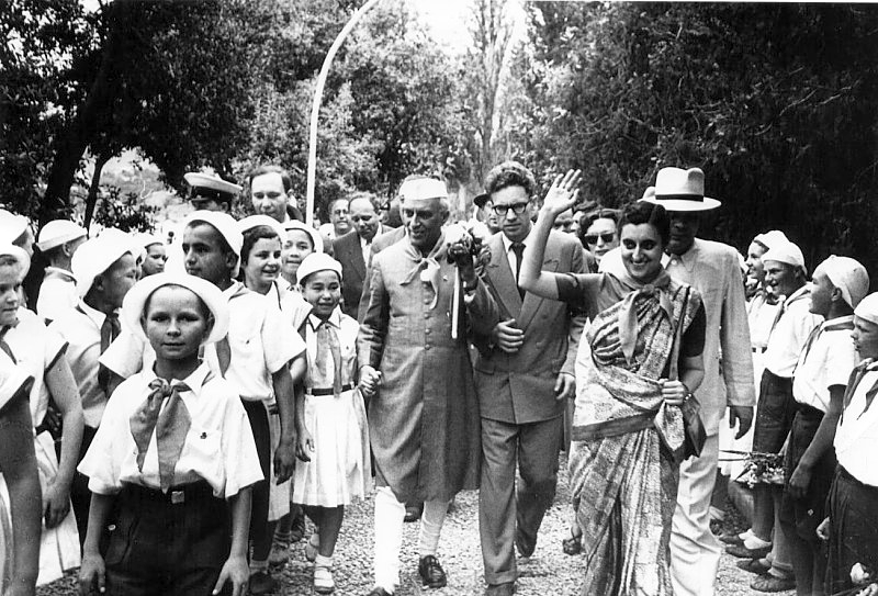 Премьер-Министра Республики Индии Джавахарлал Неру в пионерском лагере "Артек" и Индира Ганди среди пионеров