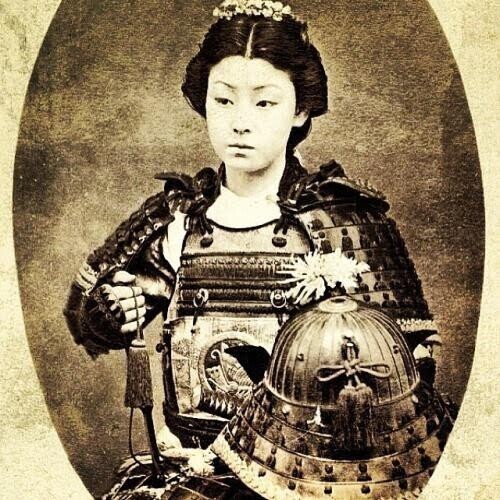 Накано Такеко в Императорской Японии, она и другие женщины сражались в битве при Айзу в октябре 1868 года во время войны Босин. Она была убита в бою выстрелом из винтовки. Изображена в полном самурайском обмундировании
