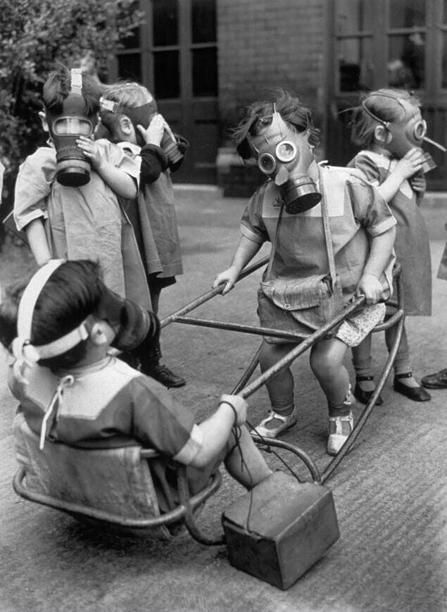 Маленькие дети в парке с противогазами, 1940 год