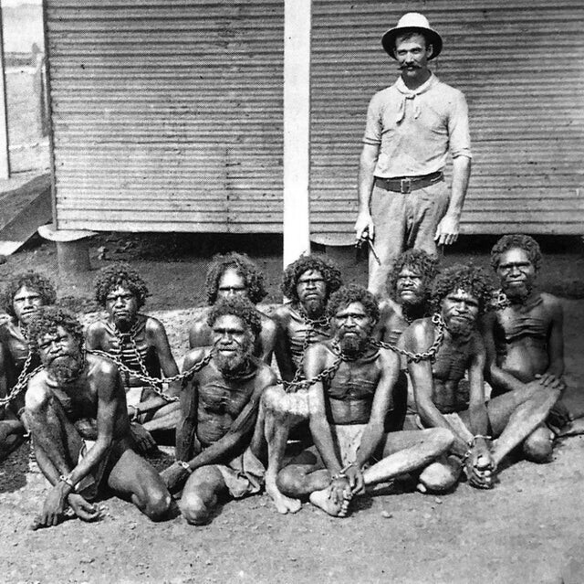 Британец, держащий на цепи аборигенов Австралии, 1900 годы