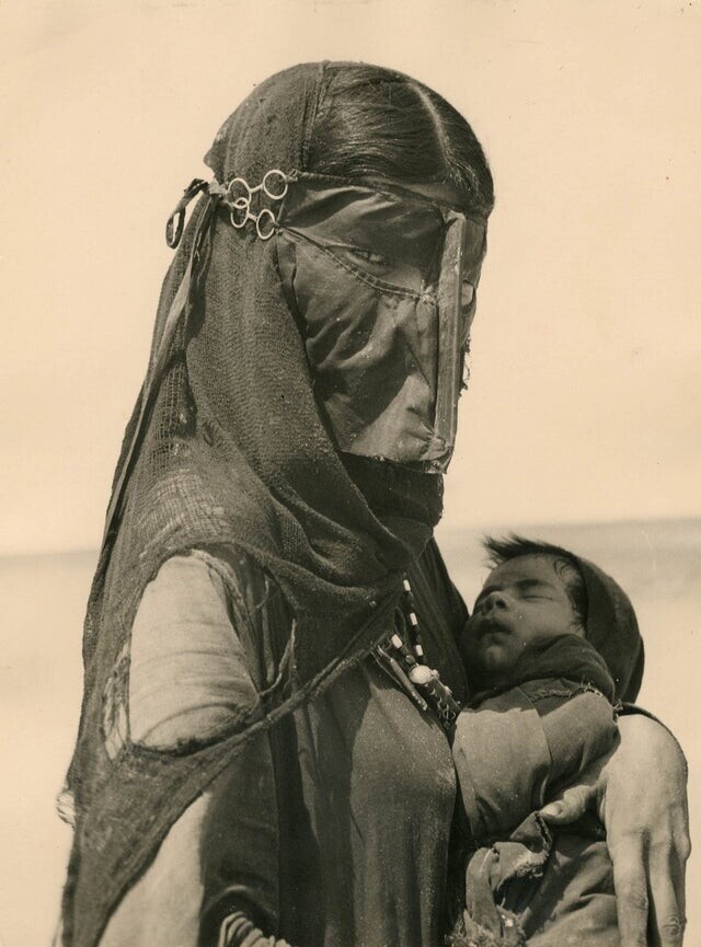 Бедуинская женщина и ее сын, Саудовская Аравия, 1940-е годы