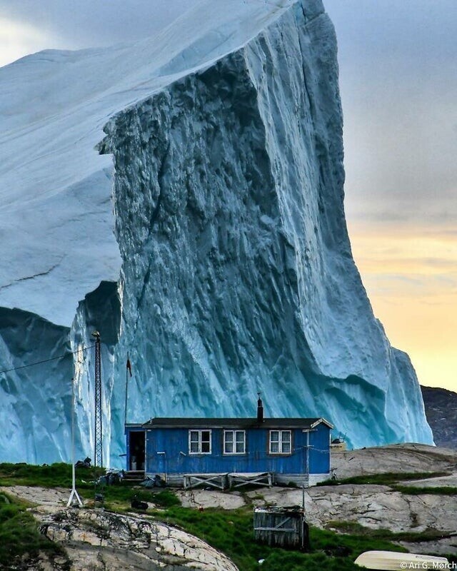 Ледник проплывает мимо дома в Гренландии