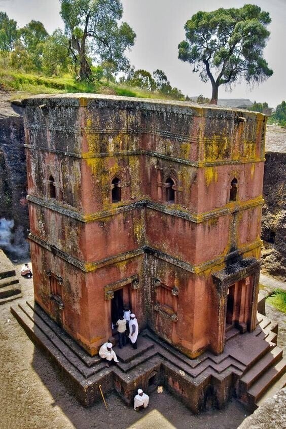 Церковь Святого Георгия, Эфиопия. Полностью вырезана из скальной породы, крыша находится на уровне земли