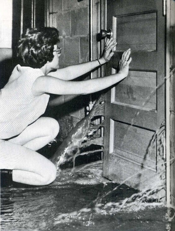  Забавное фото на последней странице журнала LIFE. Девушка и стихия. 1960 год