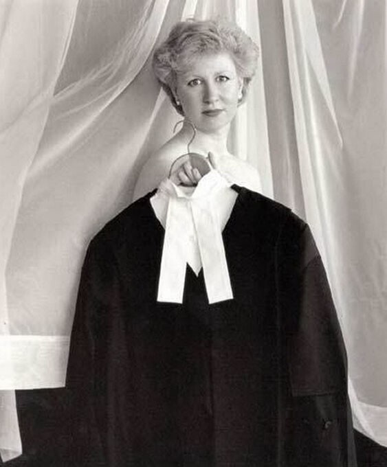 В 1990 году министр юстиции Канады Ким Кэмпбелл снялась с голыми плечами, держа перед собой мантию.