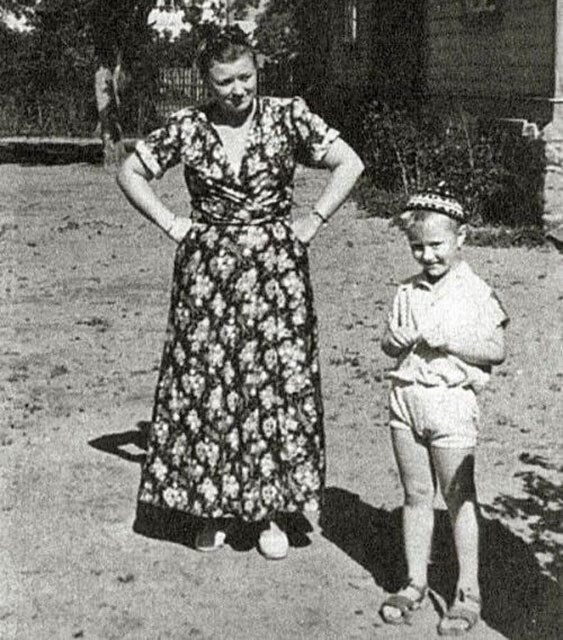 Андрей Миронов с мамой Марией Владимировной, 1947 год